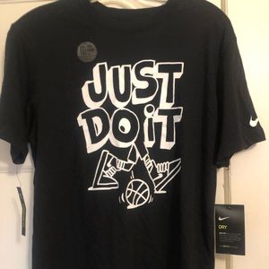 Mens Nike t-shirt nwt, never worn